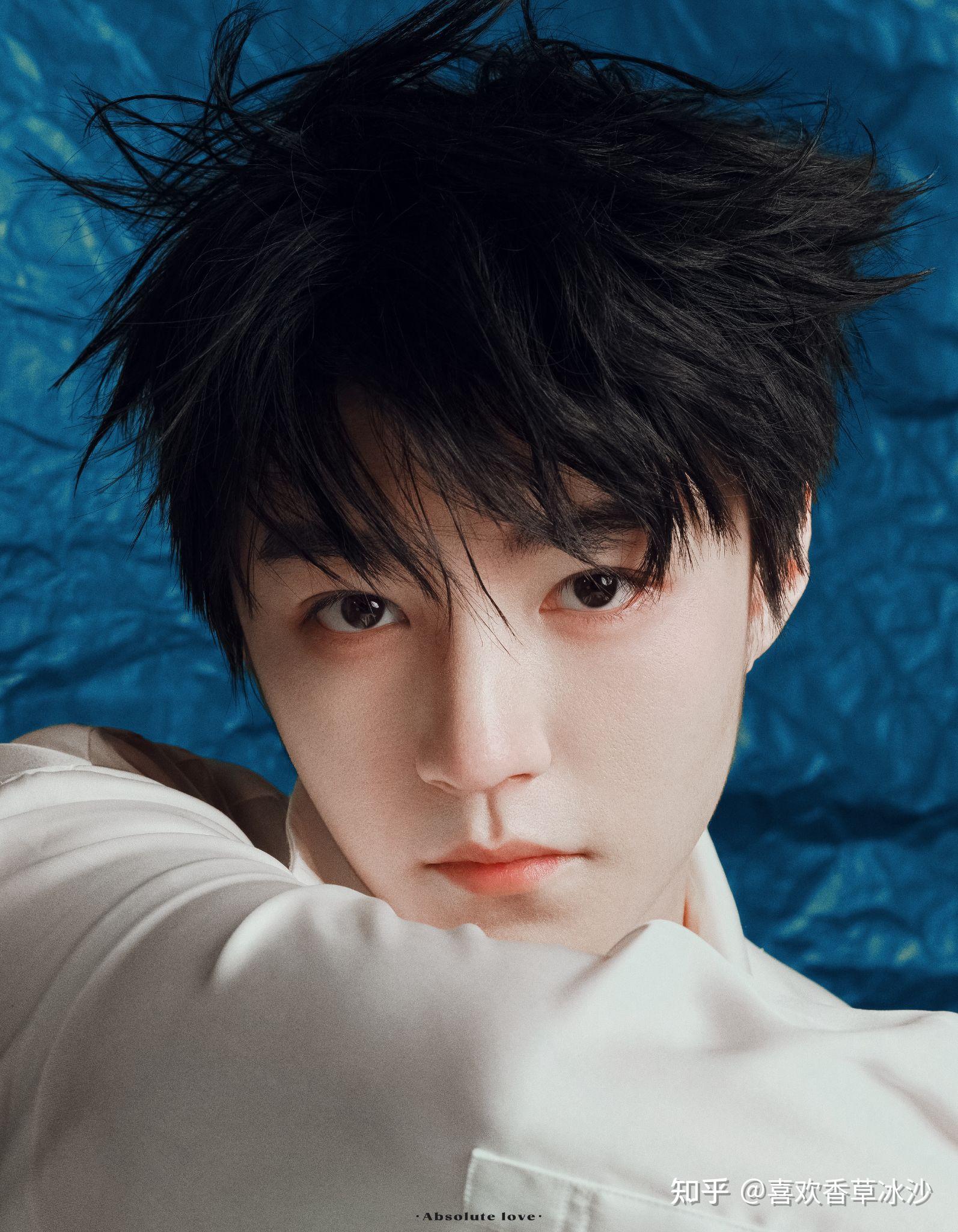 谁能提供一些王俊凯看向镜头的封神照片!