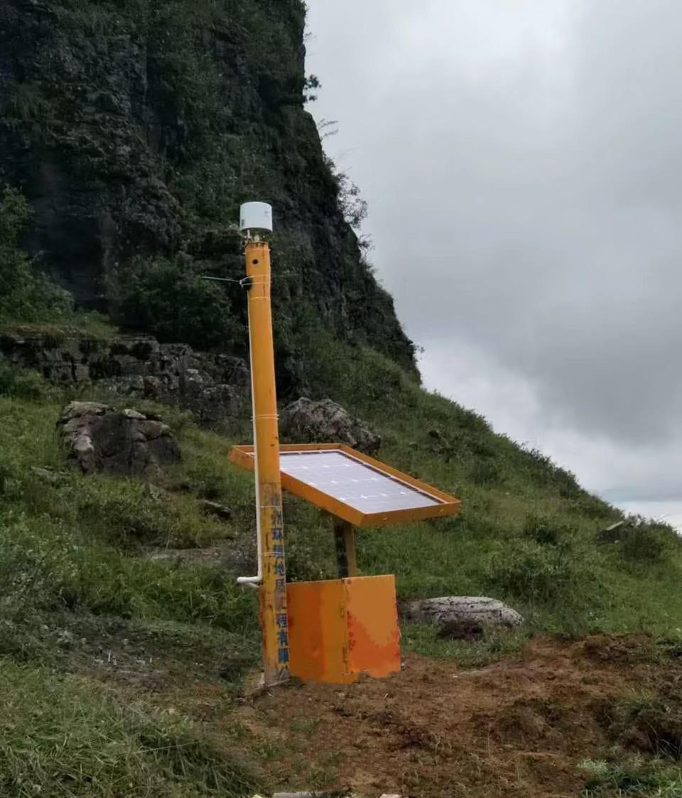 纳雍滑坡现场部分监测设备多次成功预警预报1.