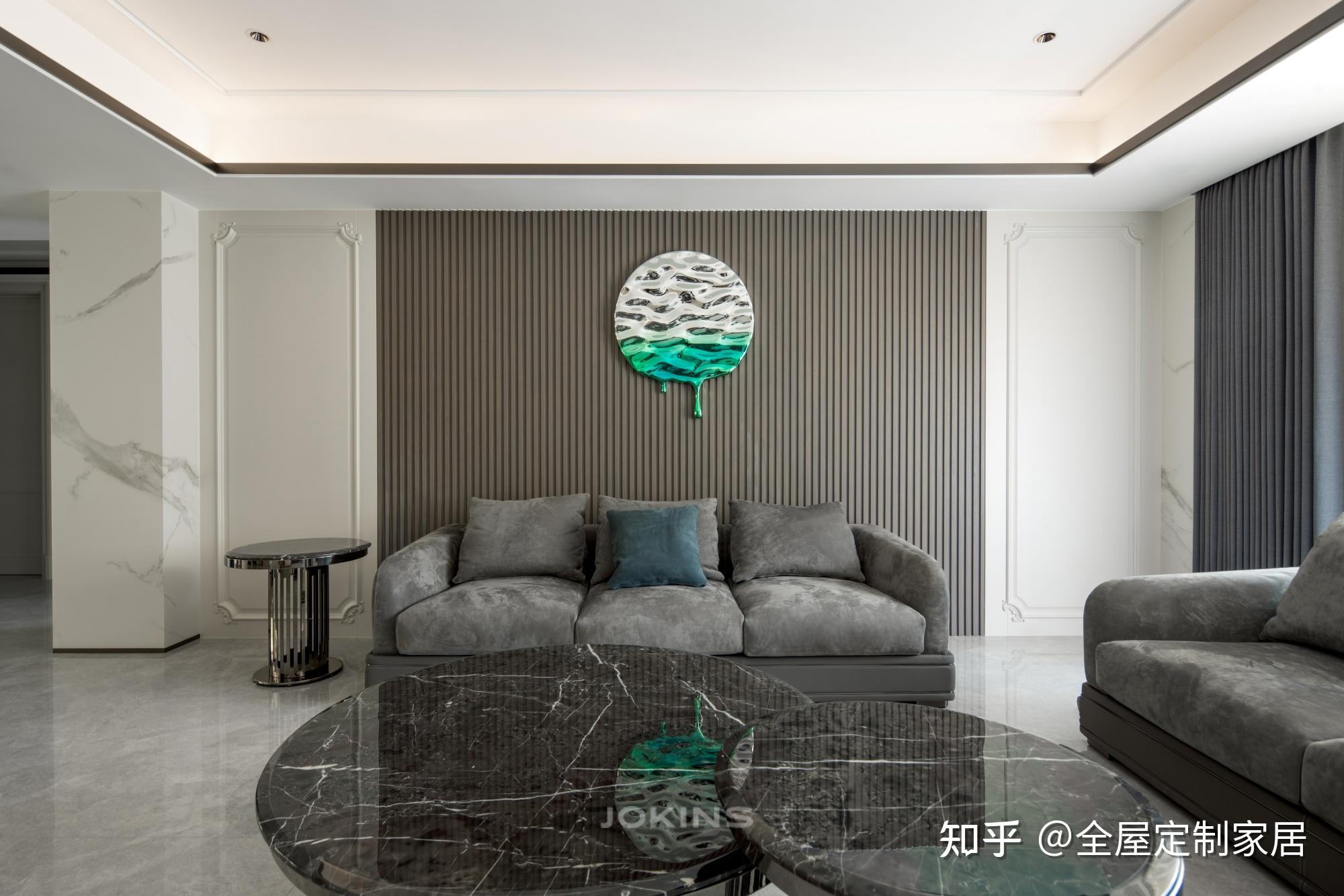 若只采用单一的某种材质和颜色会略显单调,岩板 护墙板 格栅造型 拼色