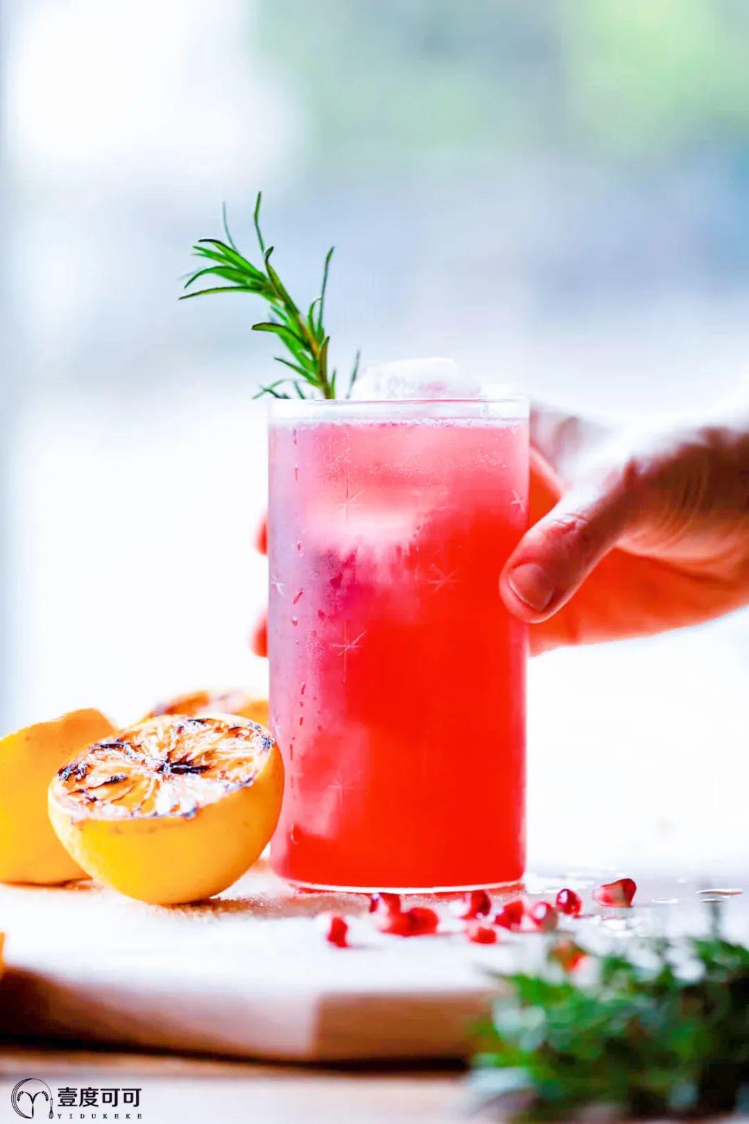 夏日微醺指南石榴伏特加鸡尾酒配柠檬和迷迭香