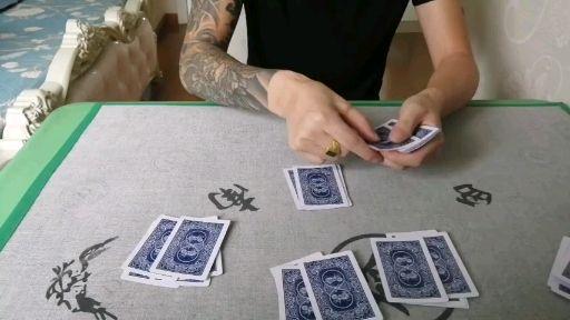 民间牛人三年练坏300副扑克牌看电影自学飞牌绝技