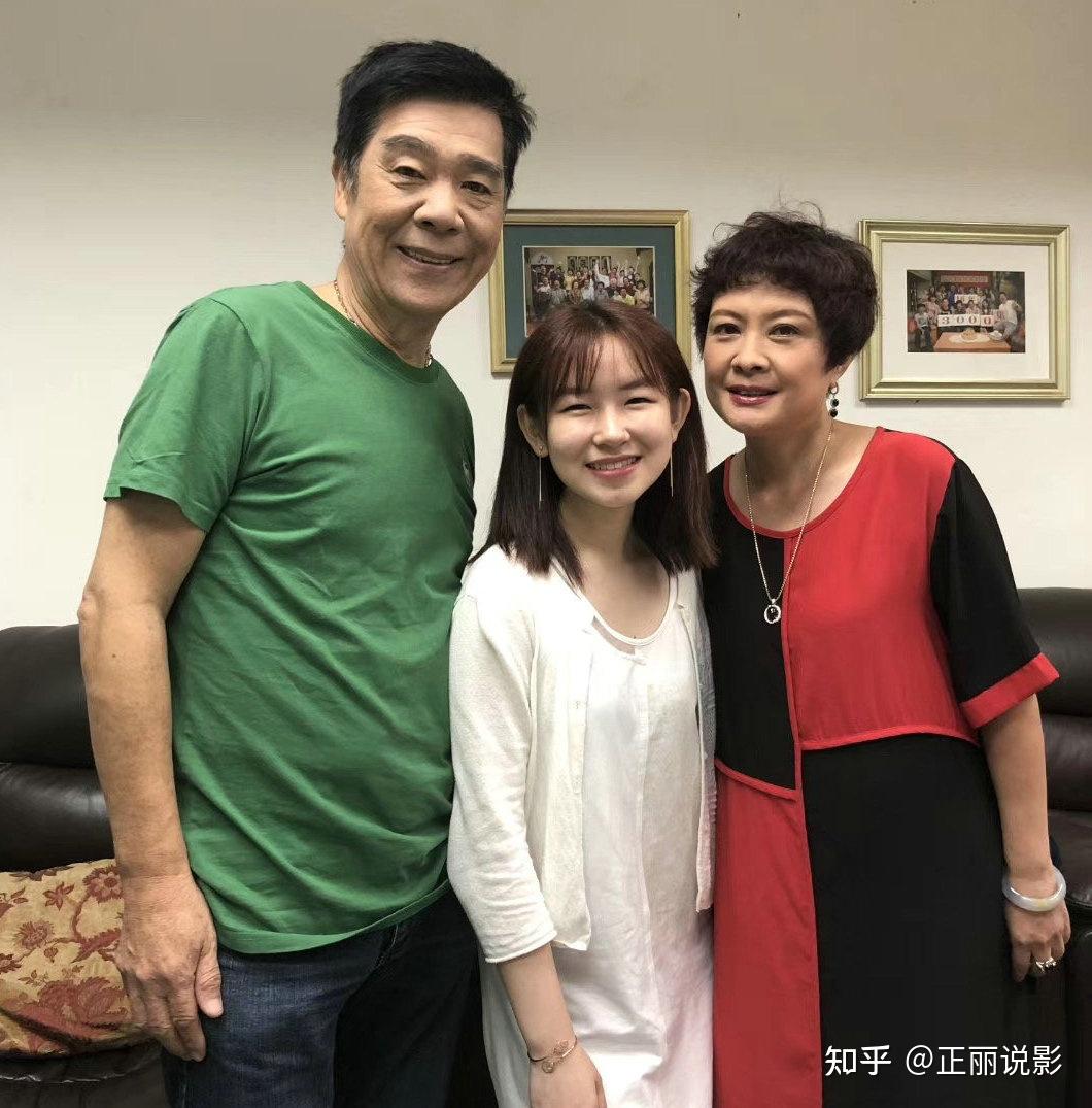 《外》剧康祈耀晒与黄菲当初结婚照,20年过去容颜和现在无异