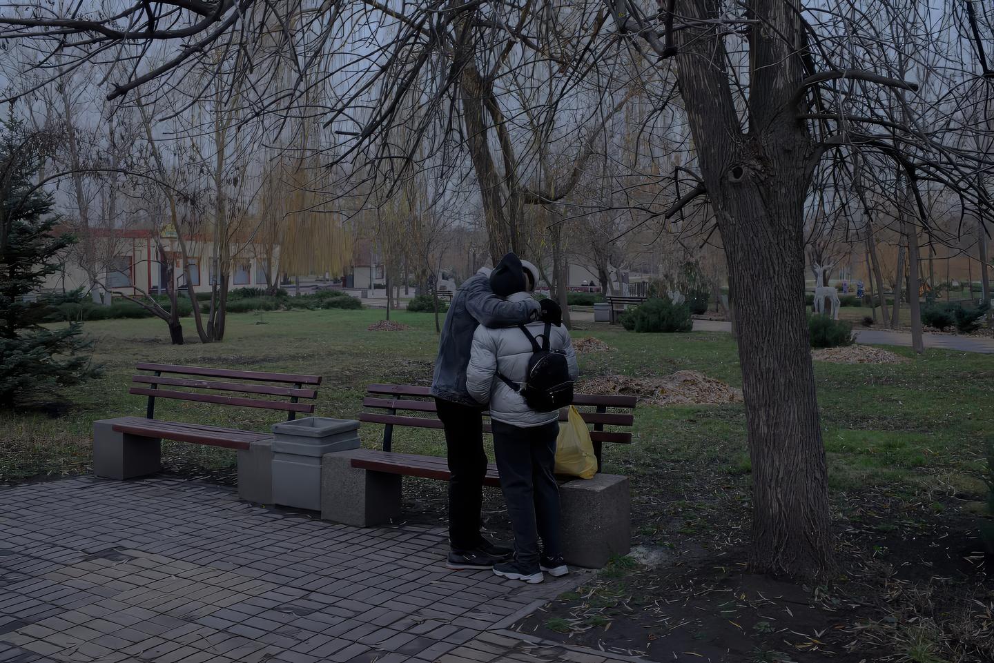 斯拉维扬斯克桑树公园里的情侣