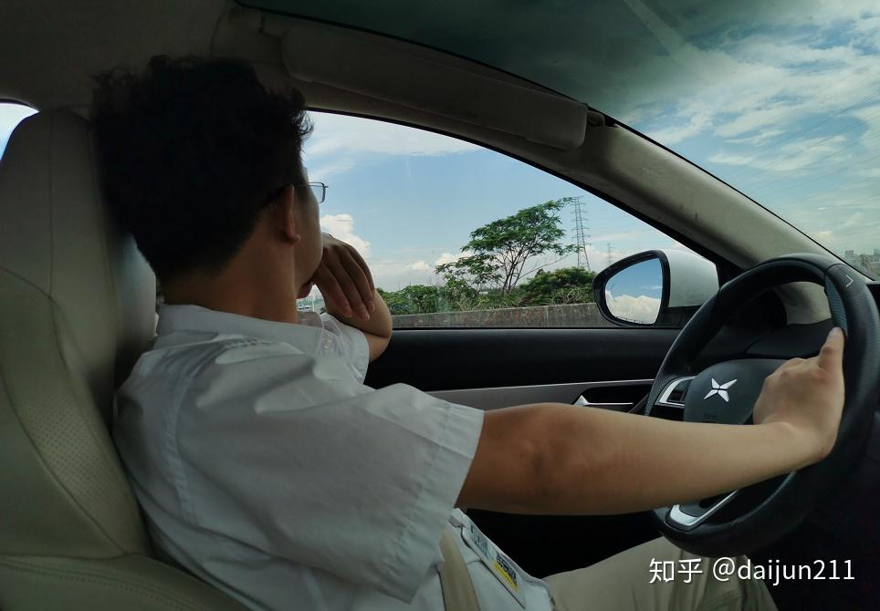 为什么开手动挡车的人喜欢单手握方向盘这种驾驶行为安全吗