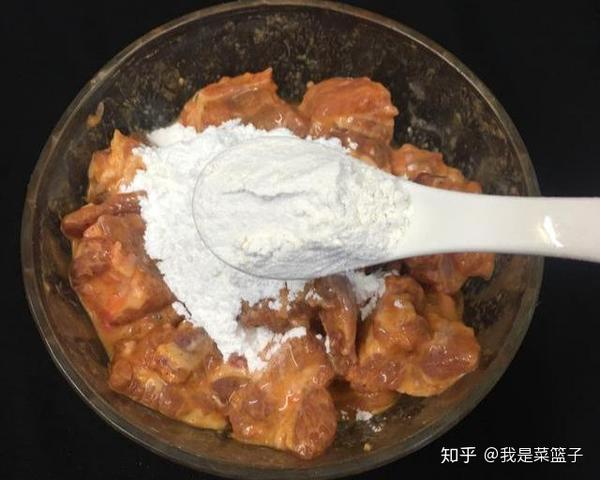 食材:排骨2根,雞蛋1個,玉米澱粉40克,中筋麵粉15克,新奧爾良醃料1大勺