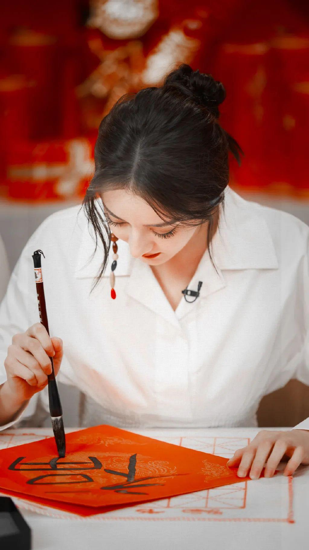 迪丽热巴壁纸坠落的纱丽让少女绽放燃烧的曼陀让情怀炽热