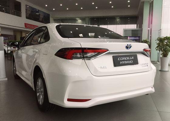 2021款丰田卡罗拉到店车长4635mm配主动刹车混动油耗仅4l