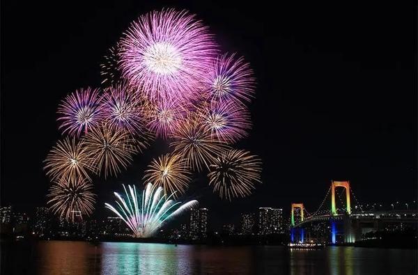 谁说花火大会只属于夏季 冬季的白雪和花火同框 更是限定美景 知乎