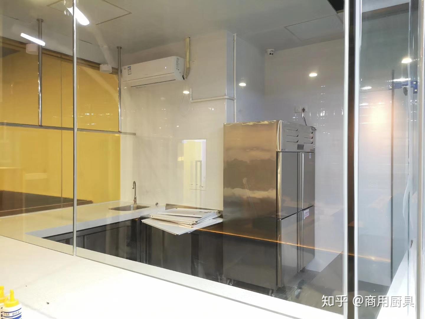 此处设计为切牛肉区合理的传菜口消毒柜与开水机5米明档暗厨收纳臻厨