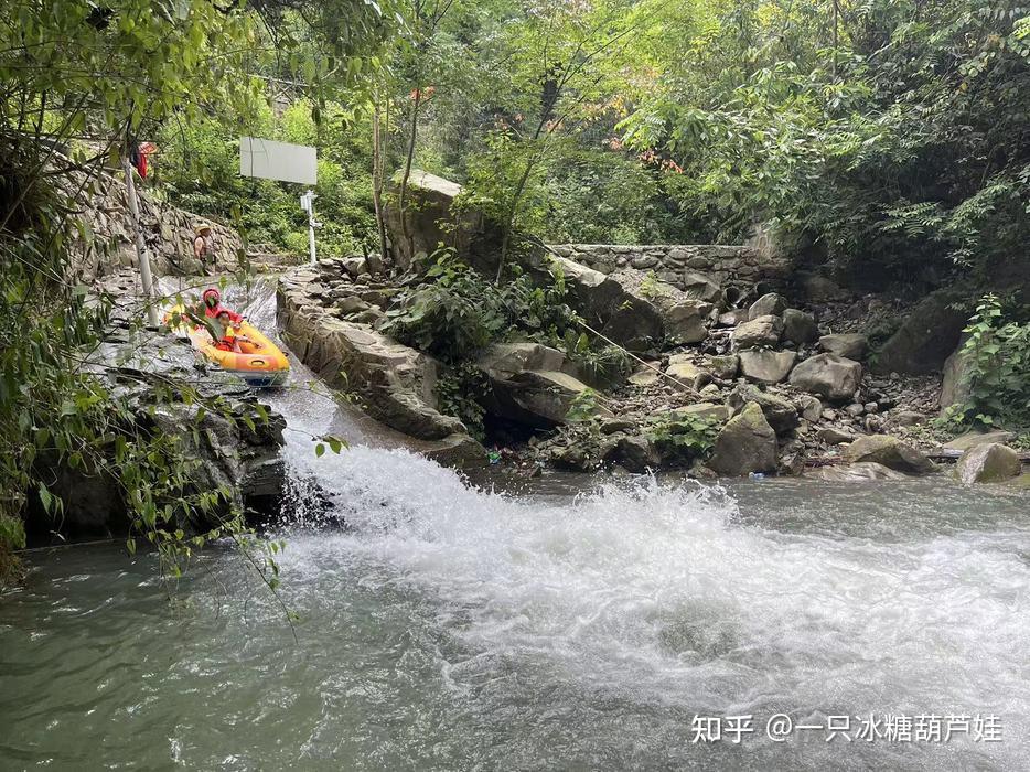 00-16:30停止入场(若当日人数过多,景区会限流)蓥华大峡谷漂流地点