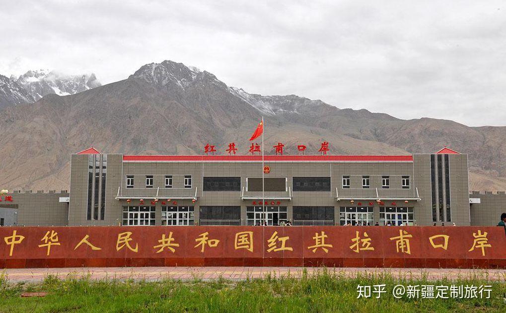 北临哈萨克斯坦,东临塔城地区托里县,南依艾比湖,介于阿拉套山与