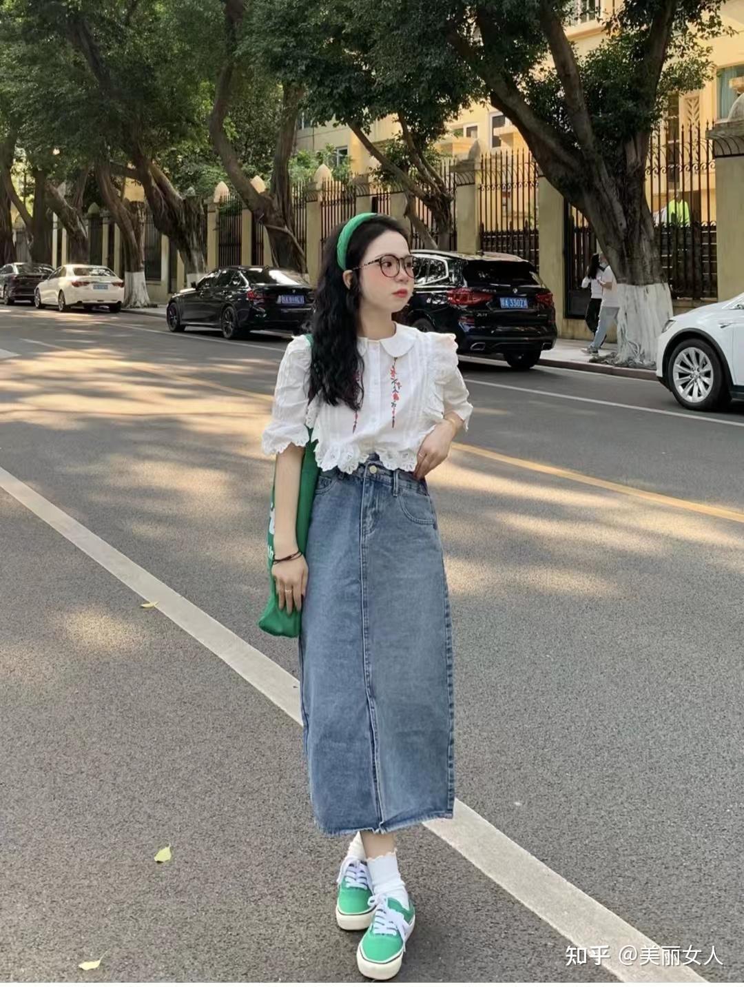 夏天牛仔半身长裙搭配什么上衣好看