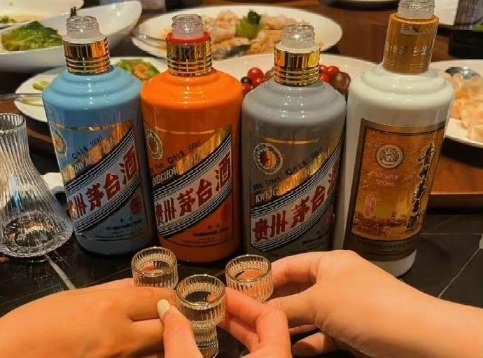 真实喝茅台酒吃饭照片图片