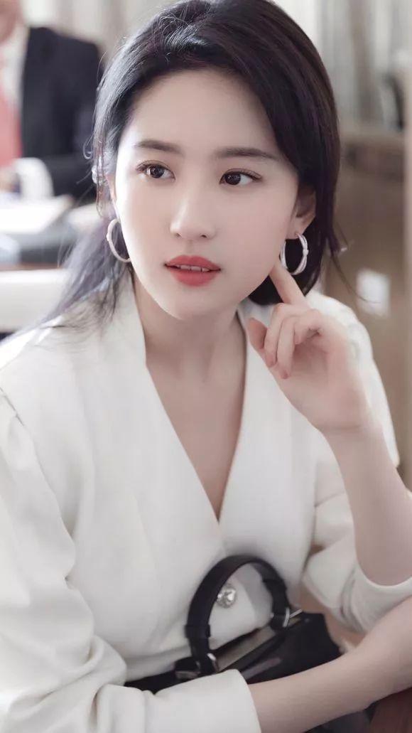 32岁的刘亦菲早就不是天仙了