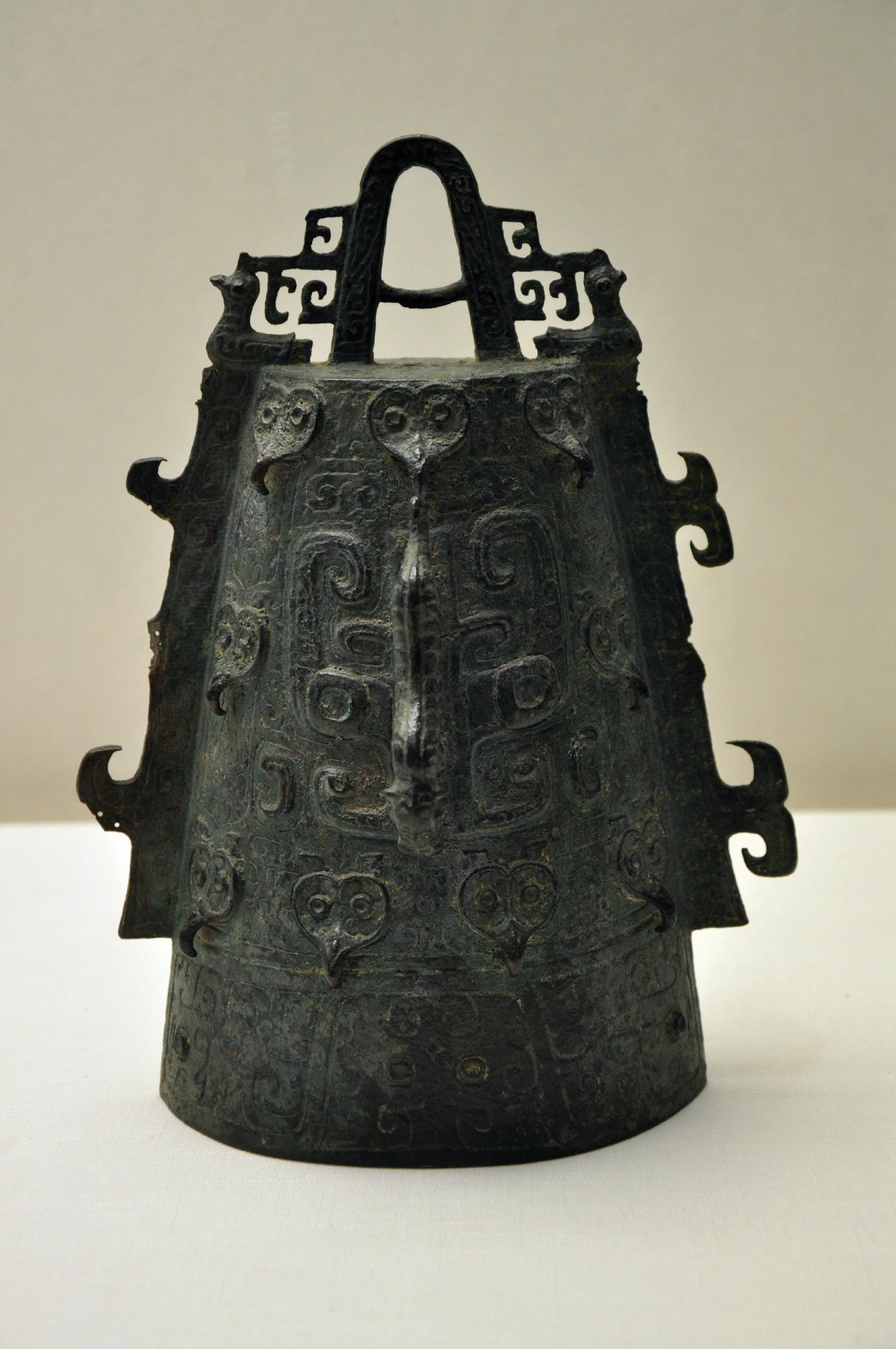 古董，藏友旧藏寄売，青銅製，「商獸面紋提梁器」祭祀品，附葬品，文房置物，賞物。 周鼎青銅器仿古擺件商代獸面紋提樑卣盛酒器高錫古董收藏博物館