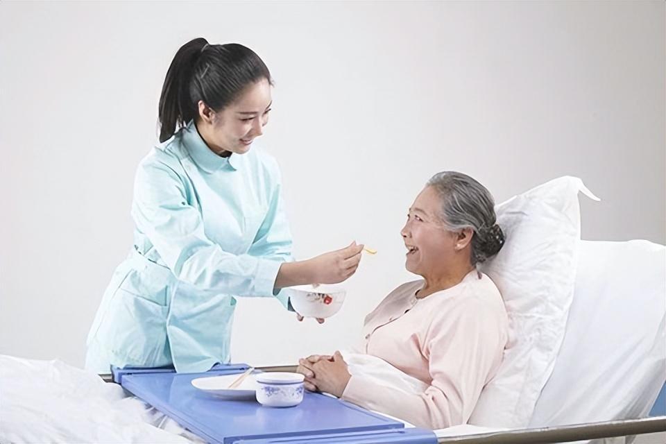 都是伺候人,保姆比护工收费少,还有必要请护工吗? - 知乎