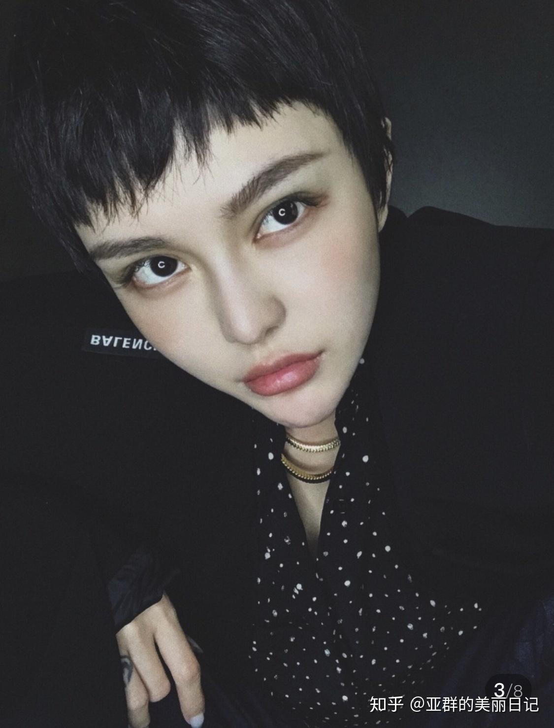 我们可以明显的看到周扬青的眼睛鼻子都有了很大的变化,混血精致.