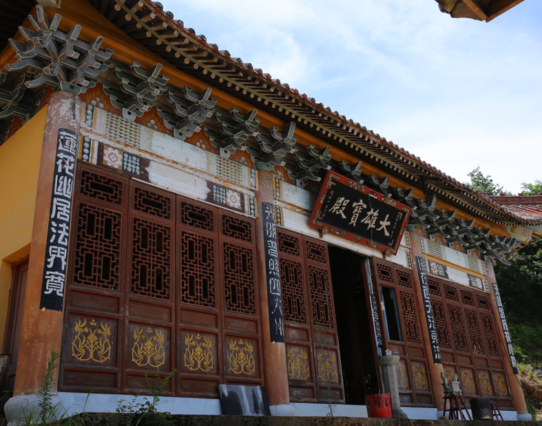 见证着此地曾经的繁荣;在福兴寺旁,千年运茶官道,以及