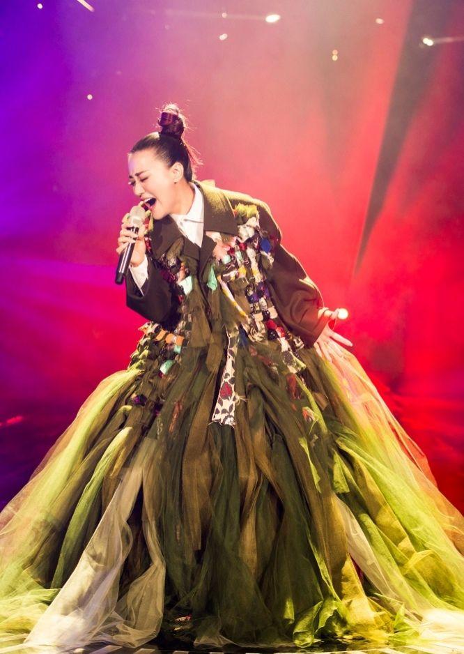 如何评价谭晶在节目歌手中演唱的《欲水》? - 知乎