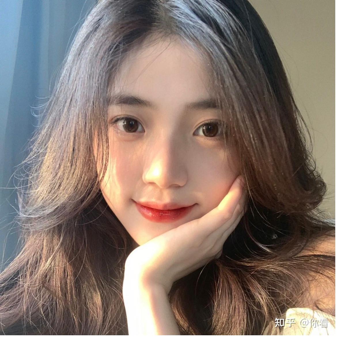 女生如何在暑假内让自己的头发变得蓬松浓密