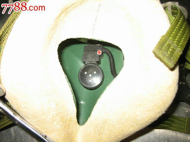 空军飞行员氧气面罩是用嘴咬住的还是绑上的?