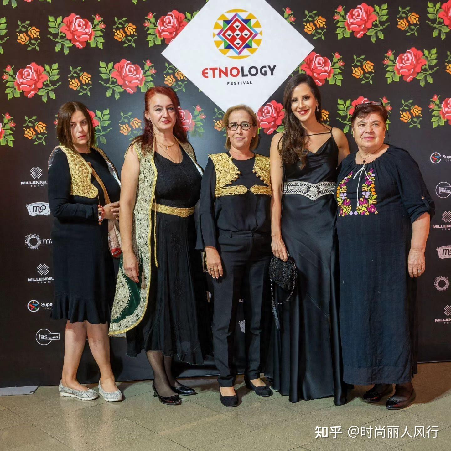 塞尔维亚总统夫妇抵达北京第一夫人黑裙配大衣很惊艳把人美到