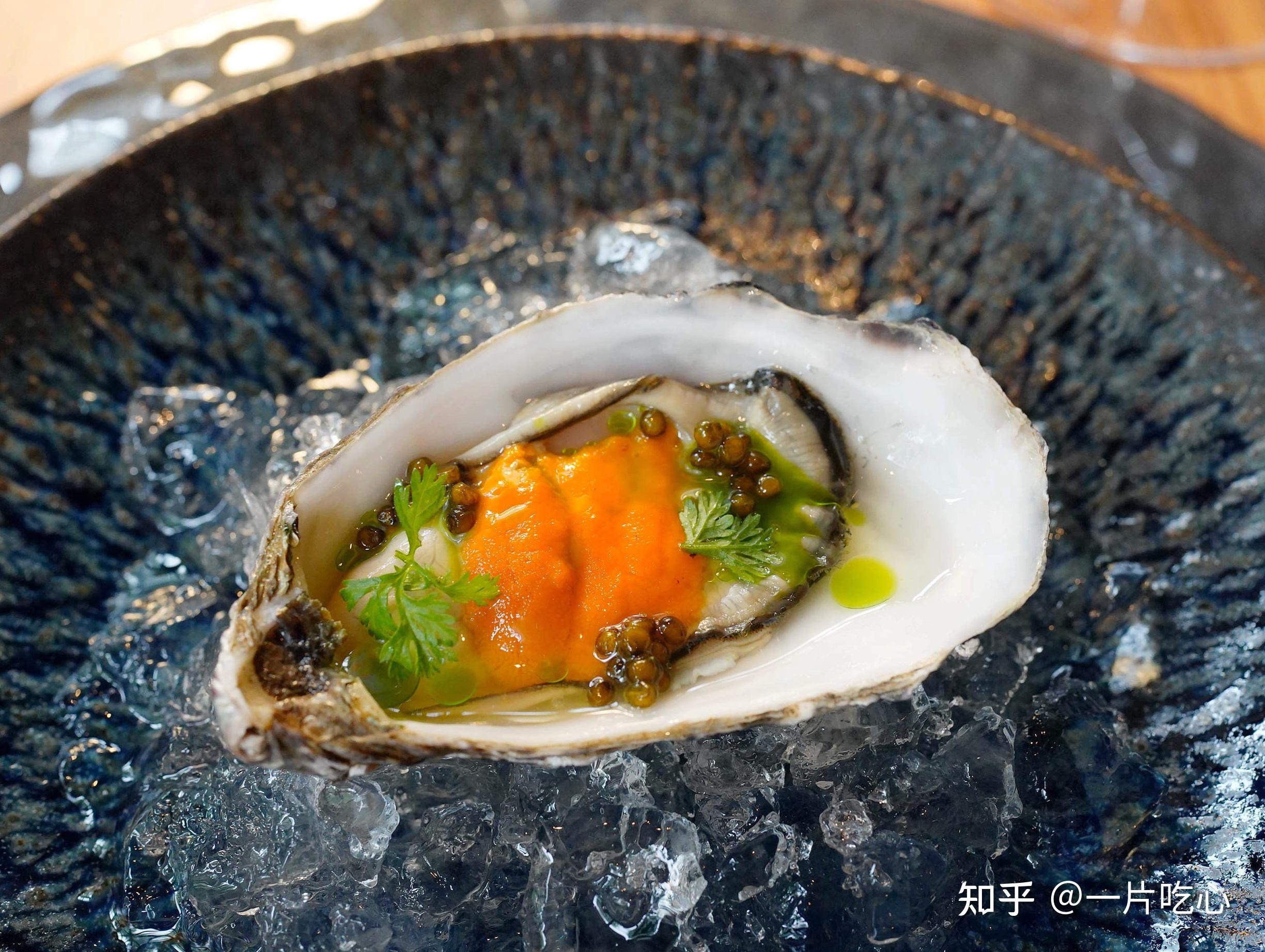 开胃小食一枚法国黑钻生蚝,伴海胆和鱼子酱,凉爽带奶油质感的海味令人