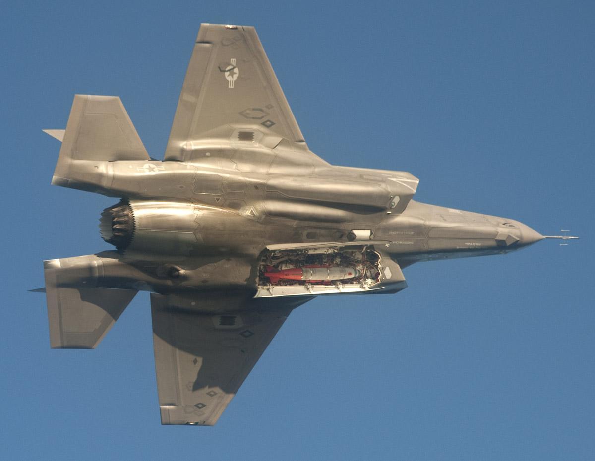 2016年11月4日,珠海某机场上,伴随着两道银色的闪电如惊雷一般在空中