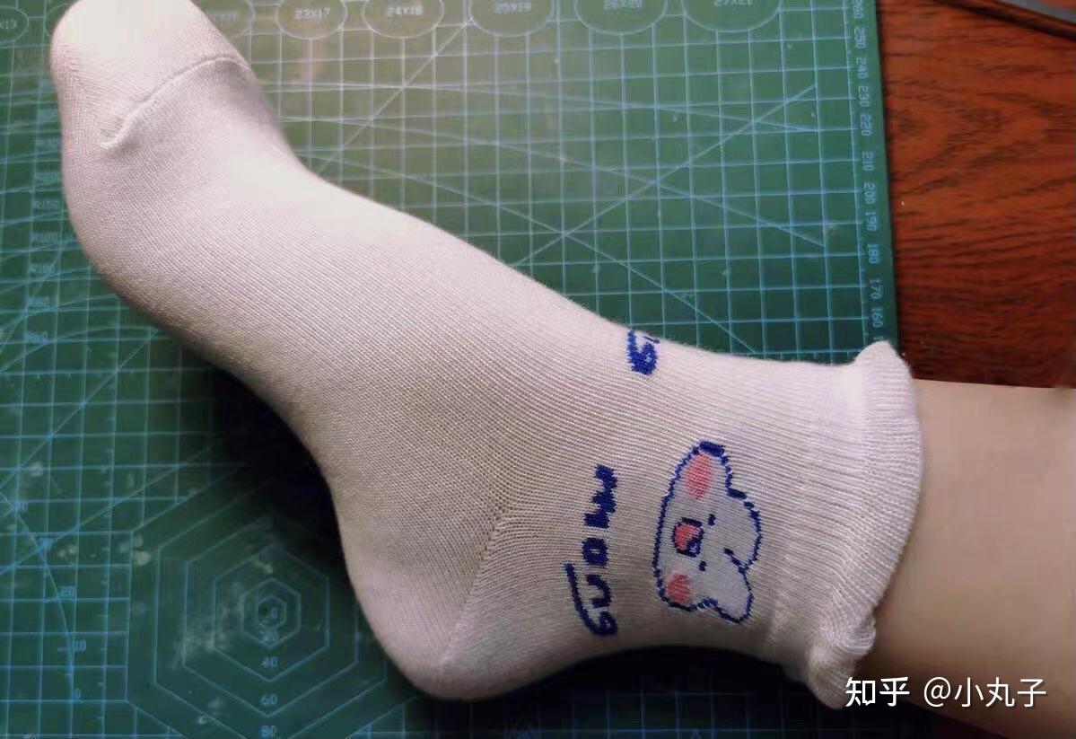 女生穿棉袜的脚有多好看