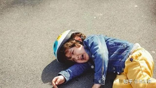 可怕的两岁,孩子动不动就撒泼打滚怎么办? - 知乎