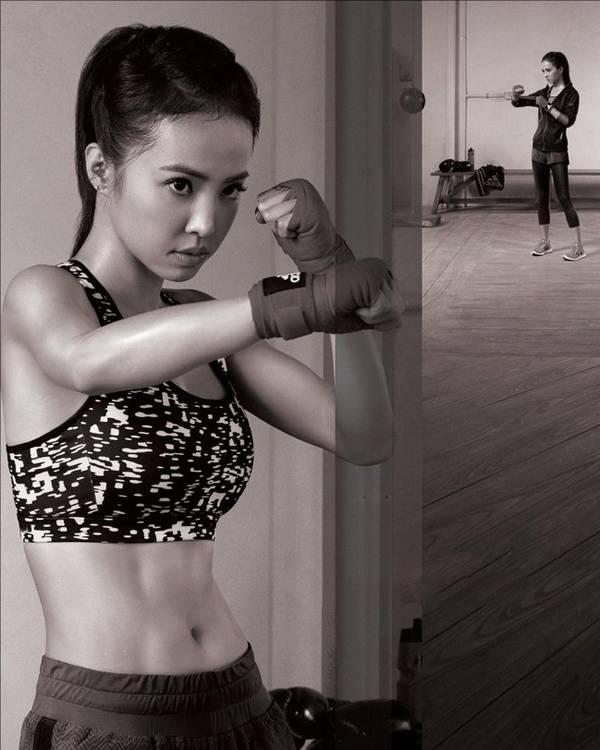 对健身很有心得的蔡依林说"女生都应该要练大腿和臀部的曲线,因为大腿