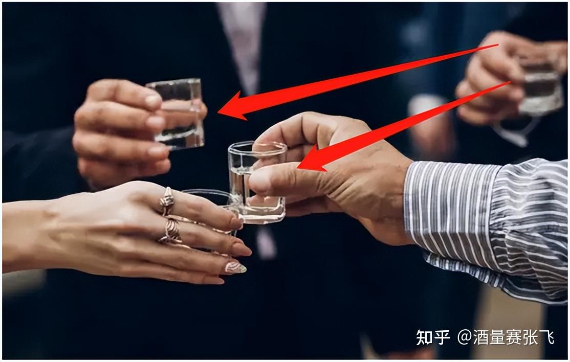 反手倒酒示意图图片