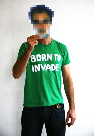 Invader的肖像,臉部一貫地打上了馬賽克,如同他的身份一樣是個謎