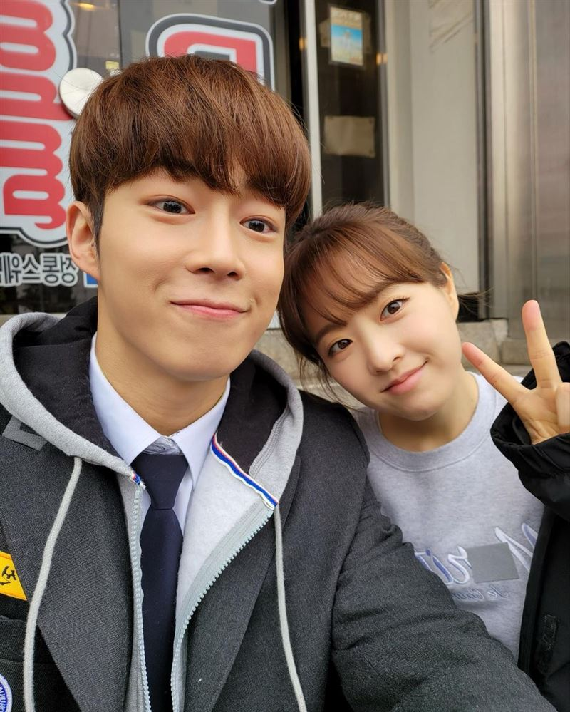 初哆咪娱乐韩剧徐仁国雨中浪漫邂逅朴宝英