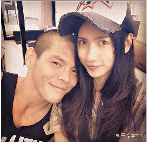 向华强的3个子女向佐娶郭碧婷向佑打架入狱女儿42岁仍单身