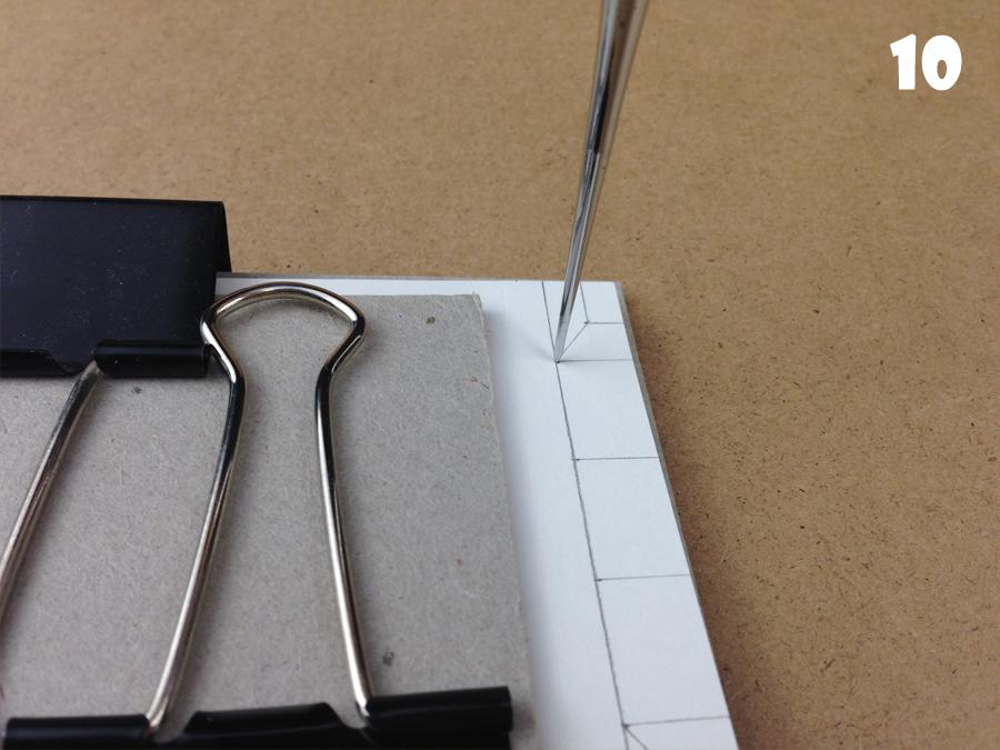 其余内页纸的顺序叠好,如图在两侧加上灰板固定,上面露出打孔的位置