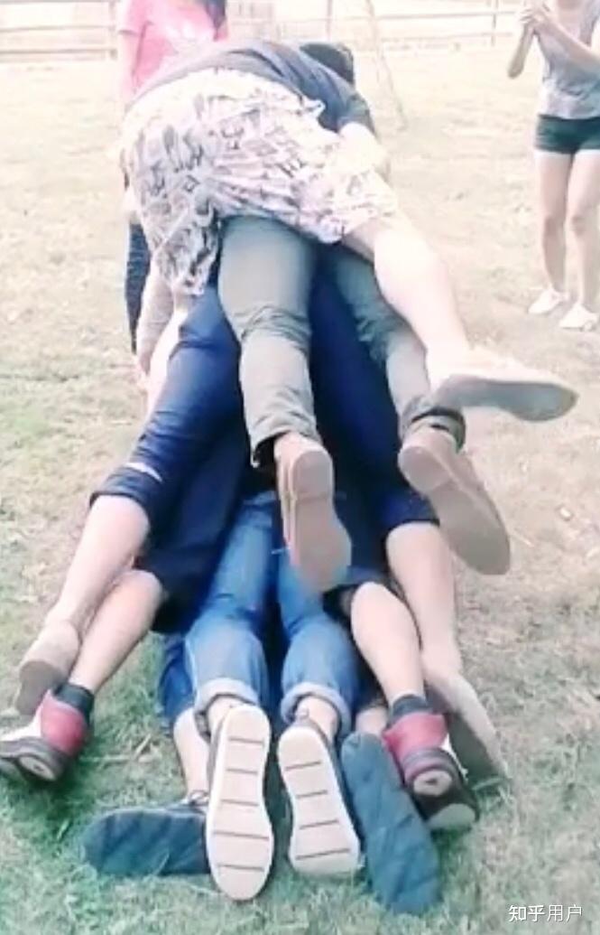 女孩子玩叠罗汉游戏,被压在最下面做垫底有什么感觉? - 知乎