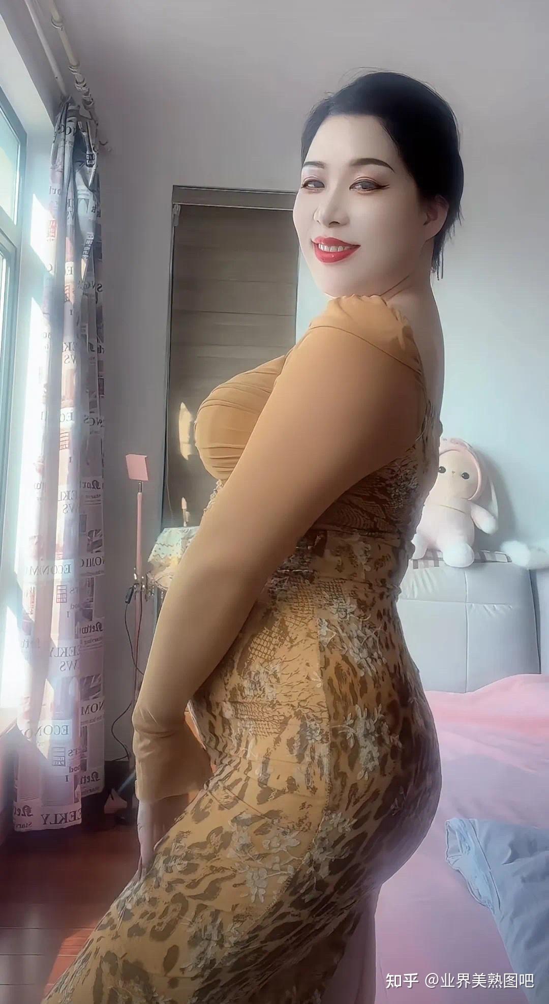 街拍半老徐娘快乐生活气质高贵微胖大码梨形身材瓜子脸大眼睛小红唇