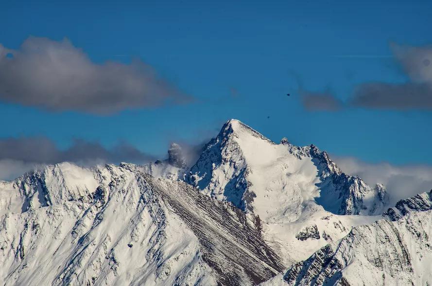 中国最东部的冰川我国现代冰川作用最东部的山峰—四川岷山雪宝顶