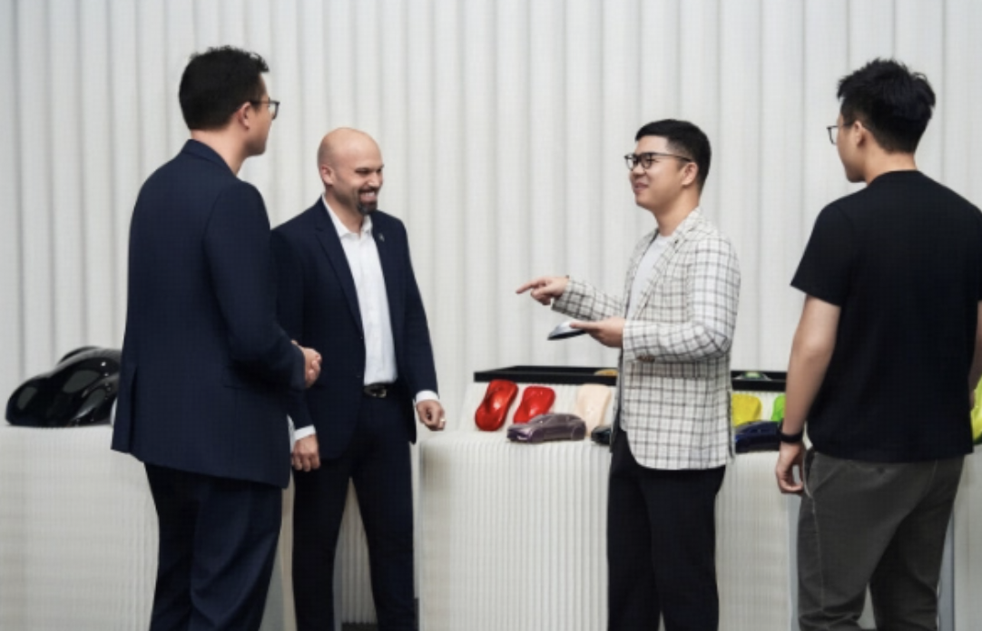 赵长江预热智界 RX，前法拉利高级首席外饰设计师 Werner Gruber 现身，你怎么看？