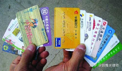 我哥卖五张银行卡四张涉嫌诈骗金额最多的一张30万卖卡拿四千用卡里