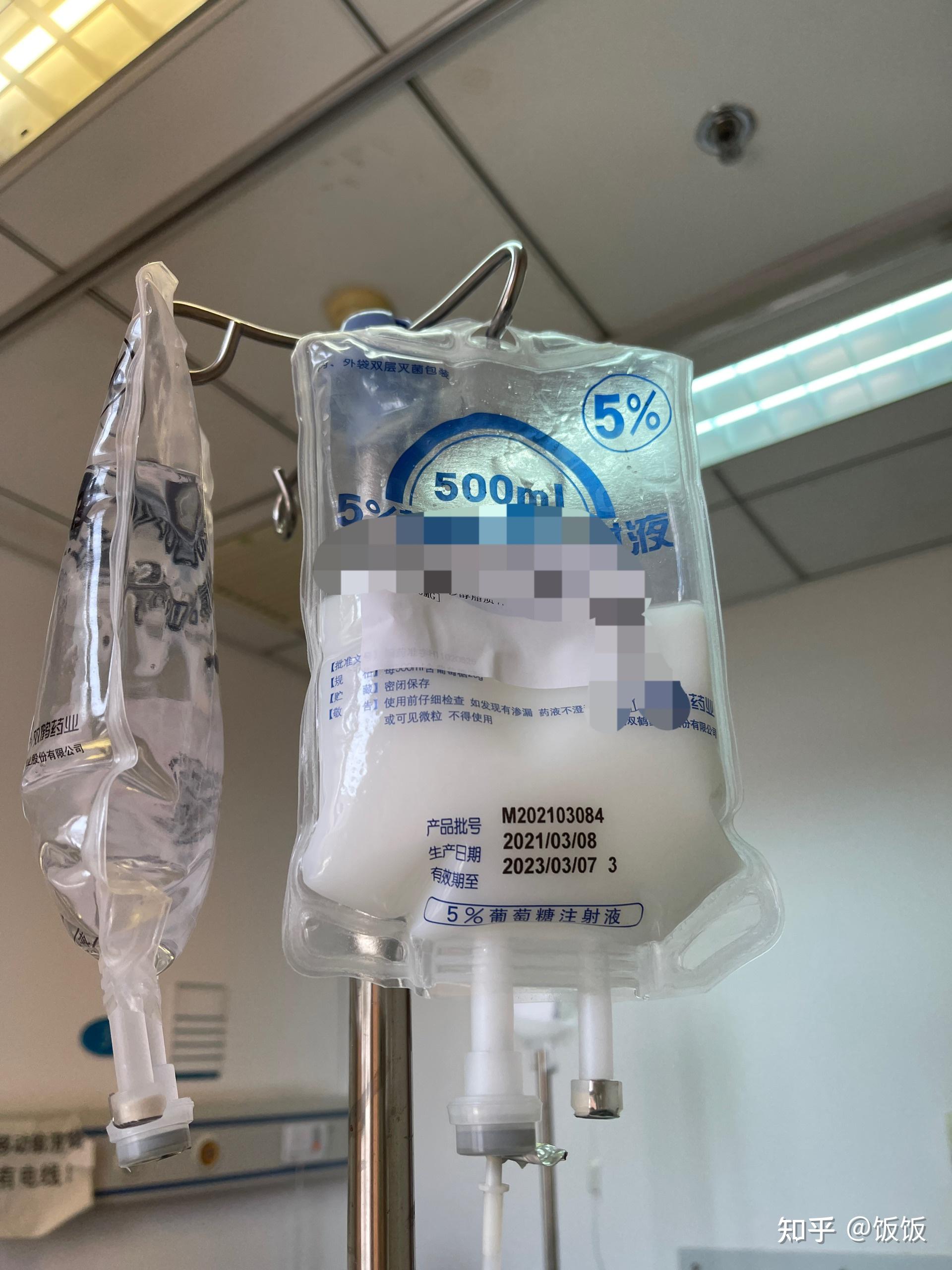 我在日间病房,半天4个小时,选择的是激素少的紫杉脂质体方案,乳白色的