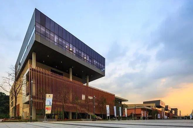 上海纽约大学上海纽约大学延续美本通识教育特色,最晚可在大二前定