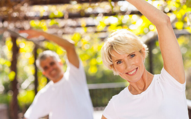 中老年人晨练:"倒退走"的好处与坏处