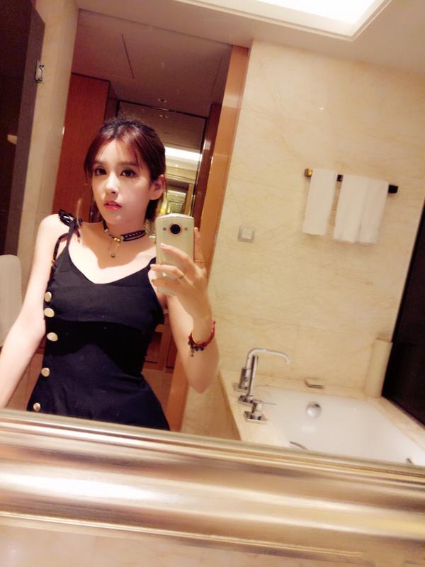 rita小姐姐晒浴室自拍照自信撩汉奈何网友只想要一张门票