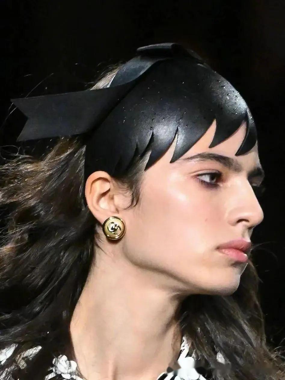 巴黎世家胶带手镯引争议2万3的透明胶带惹争议网友都谁在买