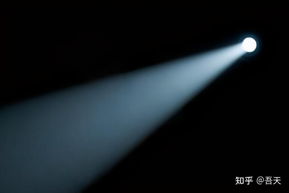 小时候一到晚上都喜欢拿个手电筒到处照,照房子,照树梢,照黑暗;光照到