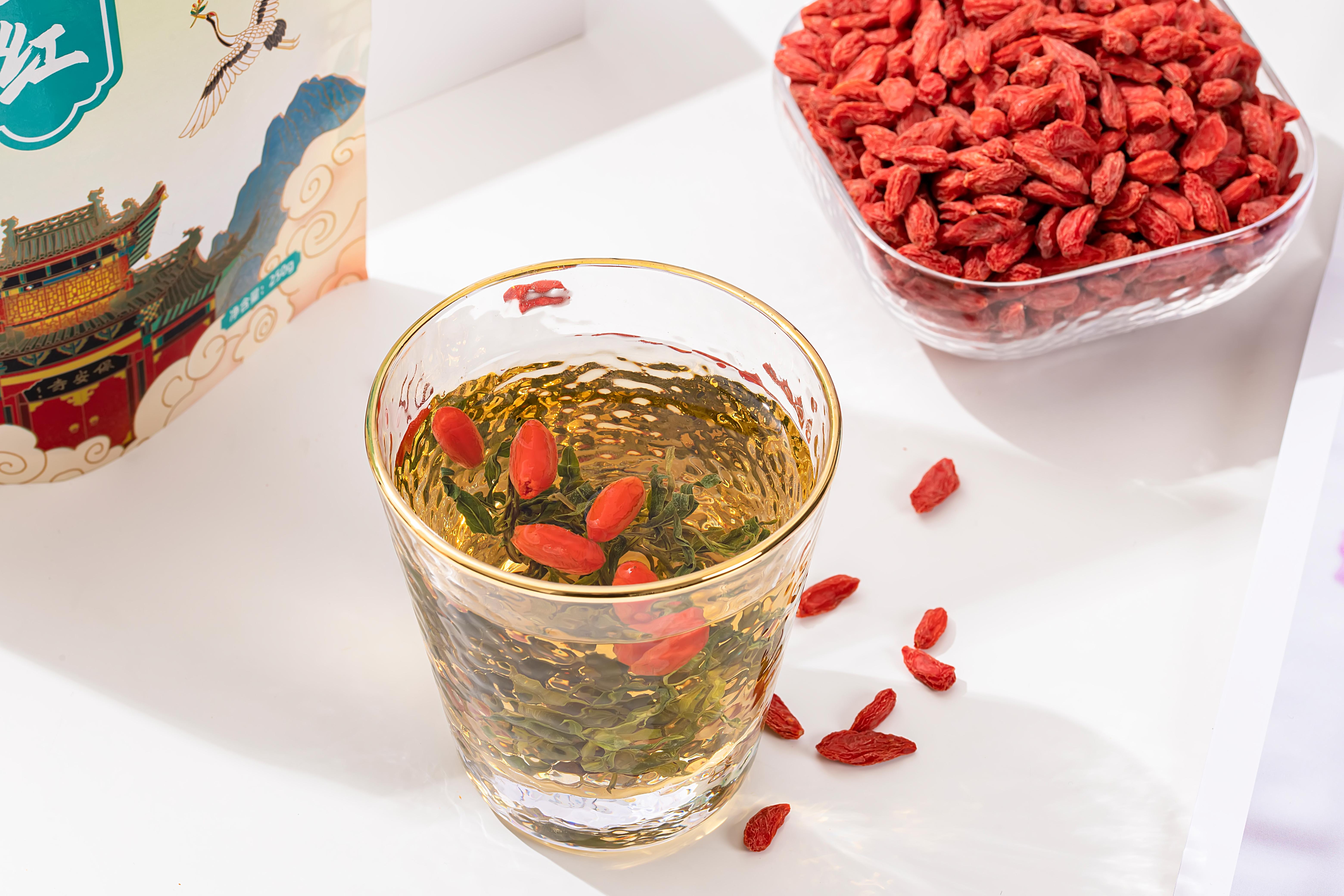 枸杞茶不能喝和绿茶同喝两者同时喝的话,会在体内形成一种人体无法