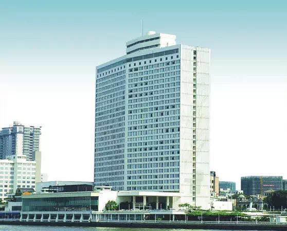 广州白天鹅宾馆是中国第一家中外合作的五星级宾馆,也是国内首批三家