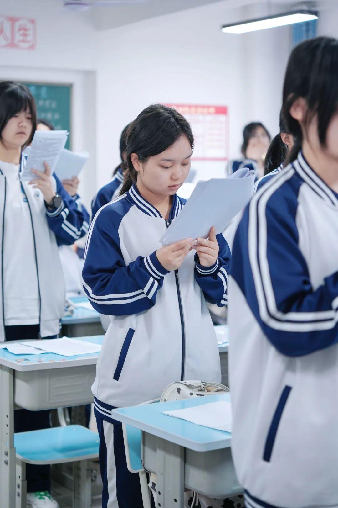 若洪钟的激情早读身着现代校服的青年人手捧书本大声地诵读着激情早读